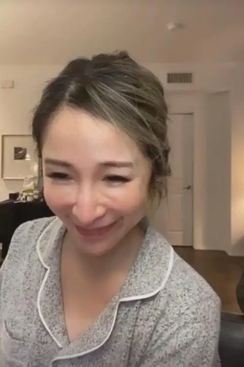 42岁萧亚轩透露脸伤近况,专门艾特小男友黄皓,难道复合了?_近照