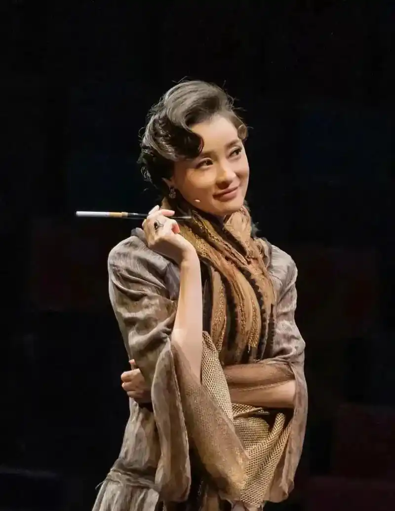 结婚不一定幸福,单身不一定无趣!#创作灵感 女演员吴越,在新 - 抖音