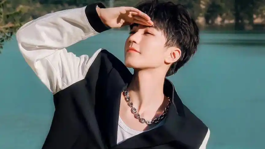 进来看一下王俊凯刮胡子吧,强推支持互助啦,原来是这样刮胡子的