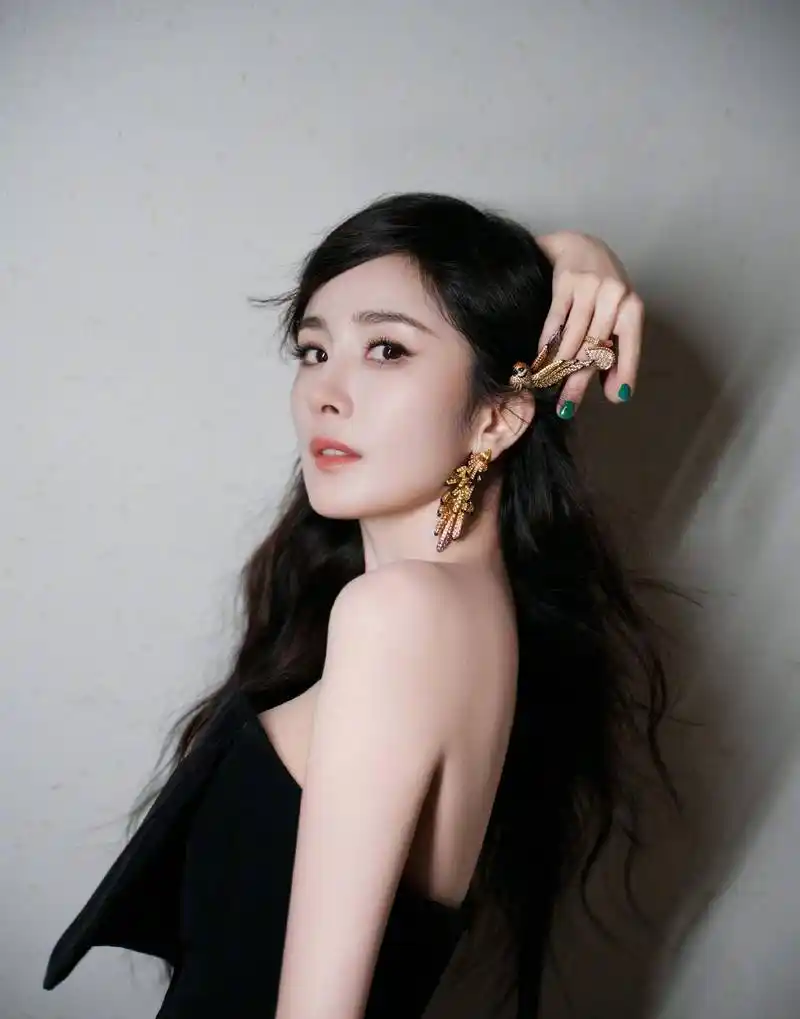 杨幂穿搭大揭秘!独特时尚风格让你惊艳不已!_造型_表演_魅力