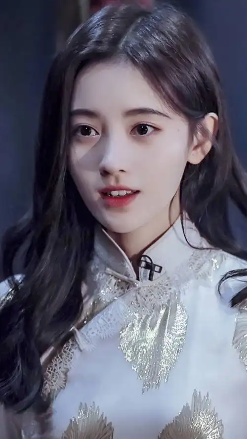 鞠婧祎,吴宣仪,孟美岐,迪丽热巴,谁穿旗袍的样子更让你心动?