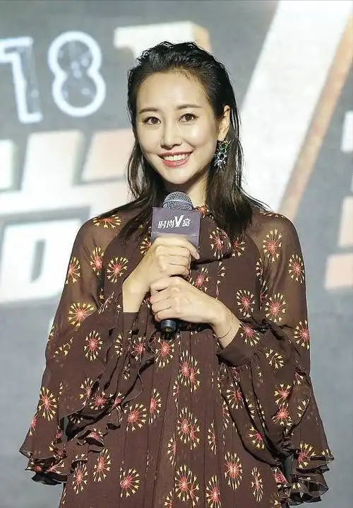 李纯把妈妈辈的土味花裙子穿出了精髓看着成熟挺有女人味