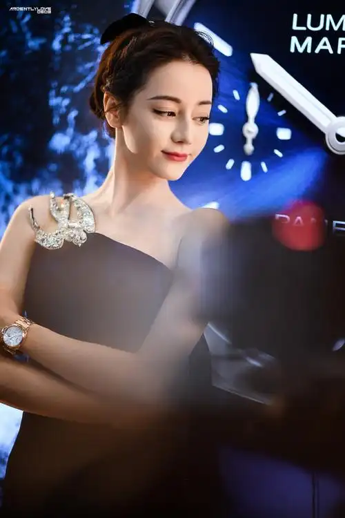 迪丽热巴黑色开叉长裙##沛纳海全球品牌代言人迪丽热巴