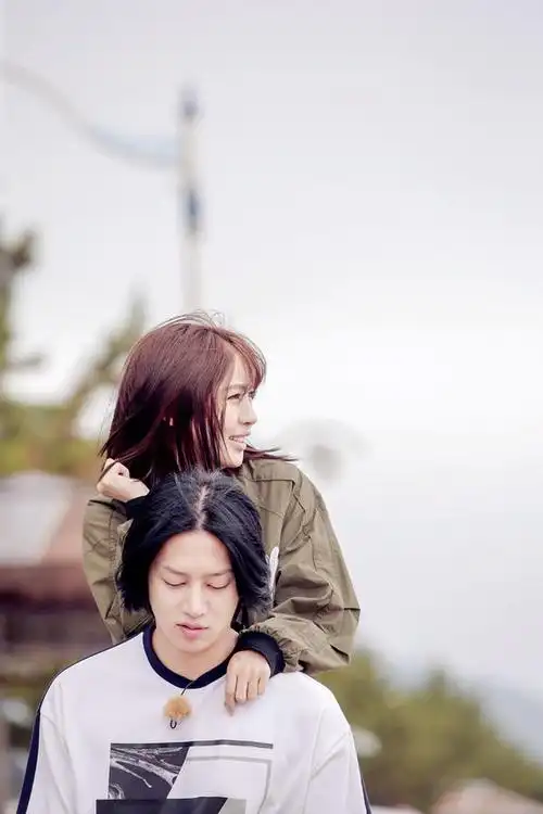 组图:狗粮!金希澈带李菲儿回乡 海边嬉闹相拥_高清图集_新浪网