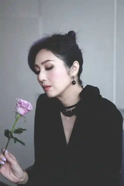 娱见专访|杨千嬅:不抗拒白发,因为有它的意义_人生_经历_舞台