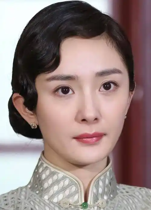 巴黎这一天,杨幂的尴尬,揭开了娱乐圈的三大现实面_状态_双眼皮_皮肤