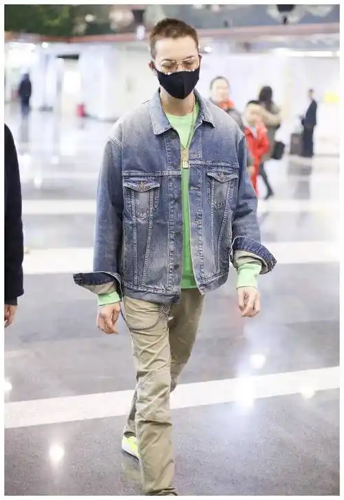 李易峰轻松现身机场牛仔夹克配牛仔裤看腿女人都得酸