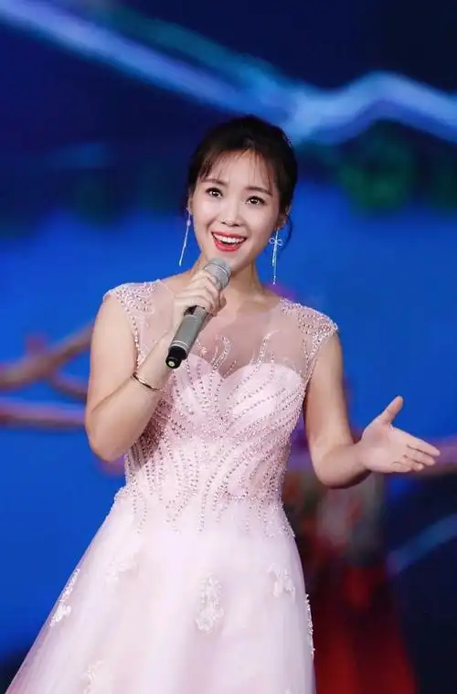 歌手云朵:本是餐厅服务员,18岁后拜师刀郎,与师傅情同父女