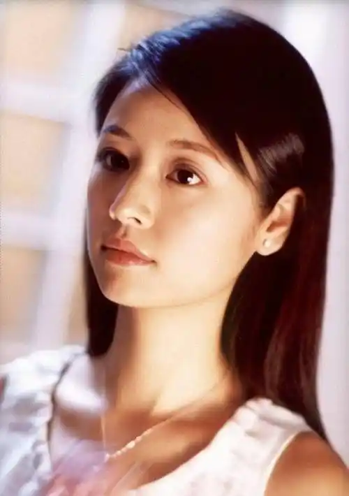 原创45岁林心如晒怼脸拍素颜照皮肤紧致又白皙有小酒窝点缀太可爱