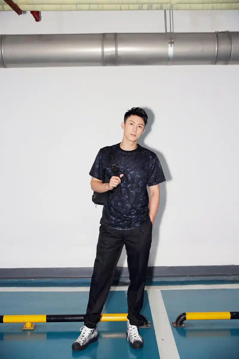 dior迪奥香氛世家大使黄景瑜出发dior迪奥二零二零夏季男装系列发布秀