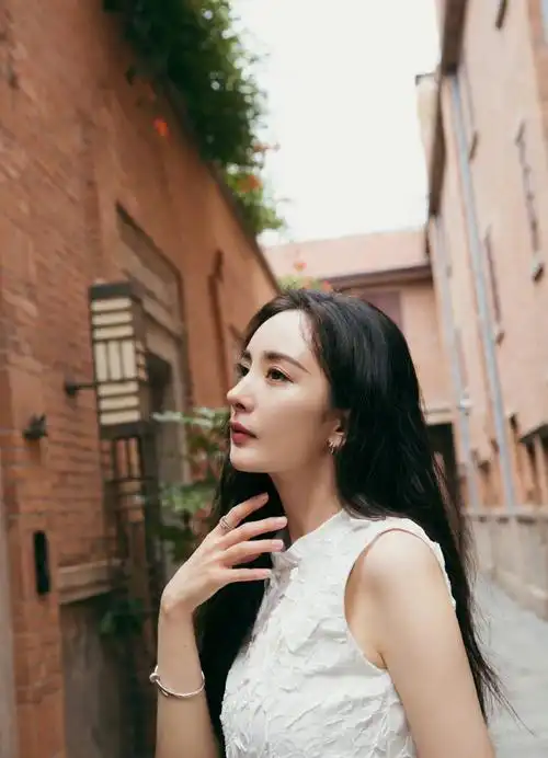 欧式甜魅,极度迷人,穿梭在神秘古堡中的公主@杨幂,盛放于这明媚