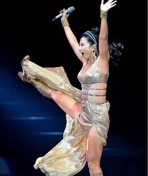 叶倩文太自信了微胖穿着这么紧身的裙子身上的赘肉都露了出来