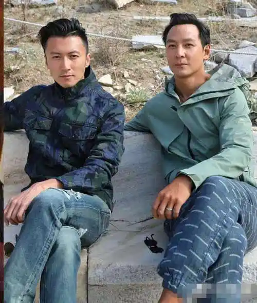 一点都没变!谢霆锋晒与吴彦祖20年前后合照对比,还是那么帅