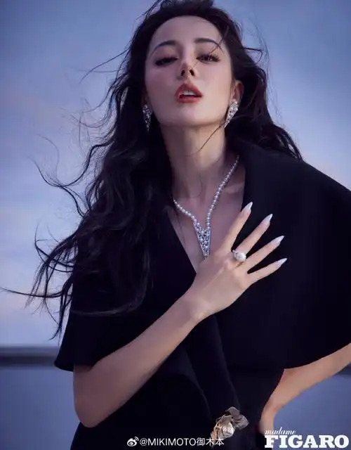 全球代言人迪丽热巴#@dear-迪丽热巴率性诠释mikimoto高级珠宝