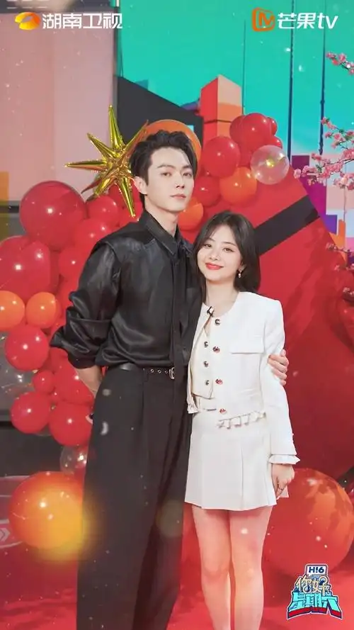 谭松韵许凯牵手转圈搂好甜