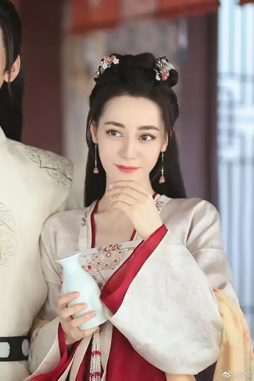 中,古装造型的迪丽热巴真是可静可动,一身古装在身,天下数她最美