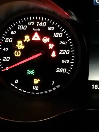 如图,三角形中间一个车辆那个标志,偶尔会出现,咋回事啊?