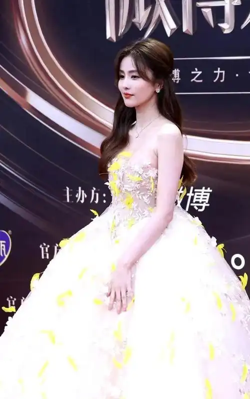 微博之夜红毯秀,女明星们的造型都太卷了,穿着漂亮的礼服,展示出自己