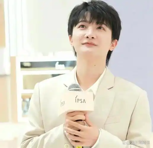 周深《中国好声音》惜败,却逆袭成歌坛巨星,那英是否曾后悔?