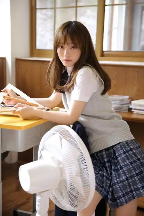 教室里的校服女生清纯的气息
