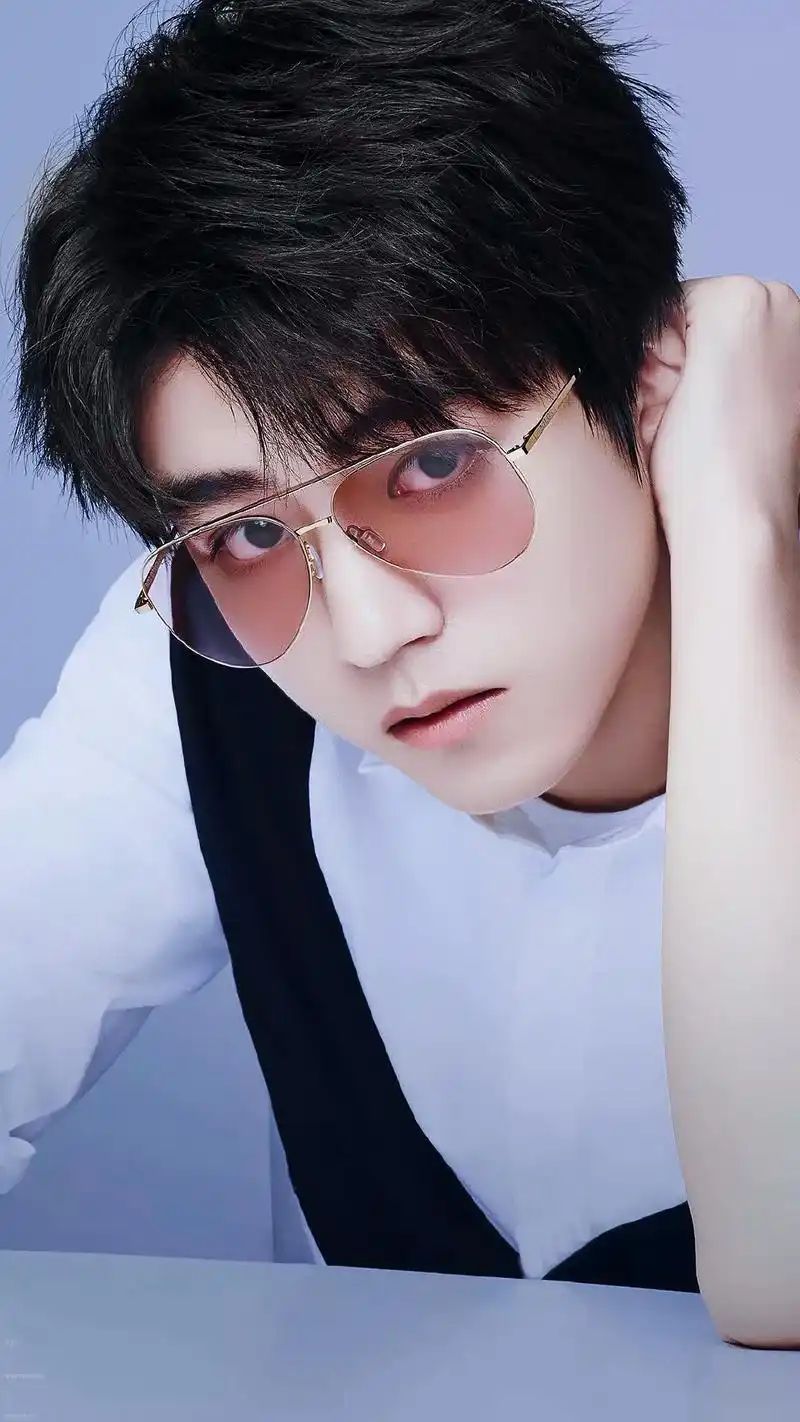 王俊凯戴眼镜真的好禁欲,要让你百分百心动