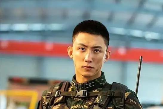 黄景瑜:在娱乐圈"服兵役"的男明星,穿上军装究竟有多帅?