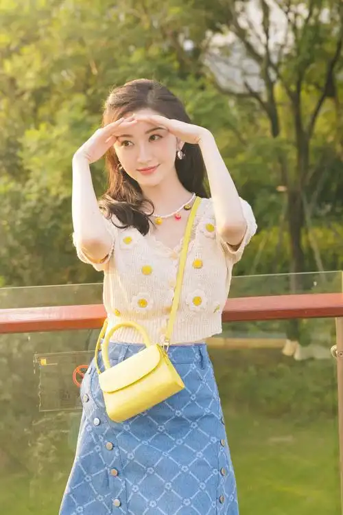 景甜分享夏日郊游写真 明媚阳光女友视角令人心动