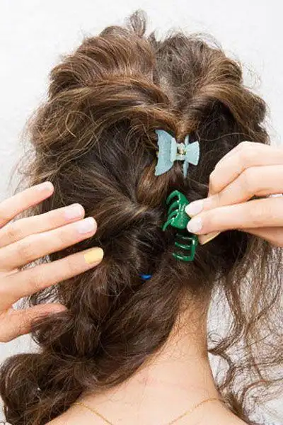 长卷发的扎法 慵懒随意森女范儿十足_发型设计 - 天天发型网(ttfaxing