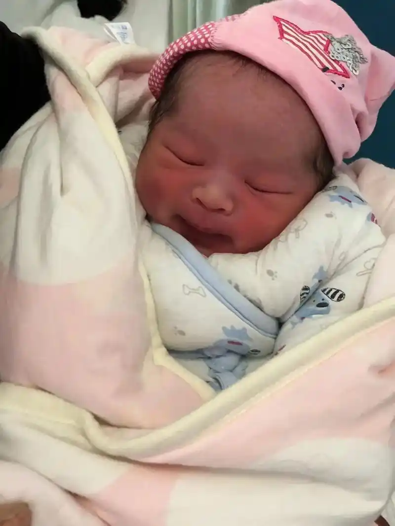 又收集到一张出生时你的照片当时你的样子真的很丑还好现在好一点了