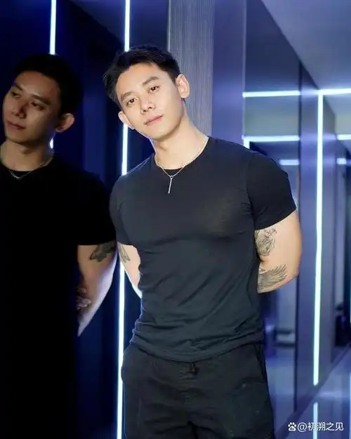 时尚有型的95后肌肉男模,镜头前肆意绽放魅力,好有男神范!