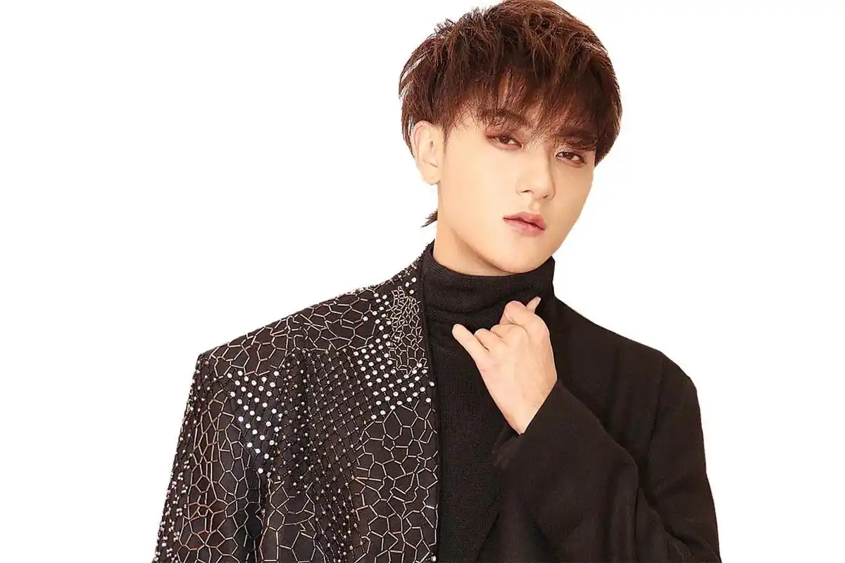 黄子韬# 近日,有狗仔跟拍黄子韬并爆出他片场抽烟的照片,称他在街止