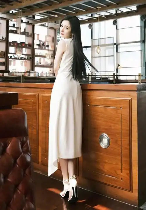 杨幂又美出新高度,长直发搭配小白裙,散发出清纯至骨子里的迷人|发型