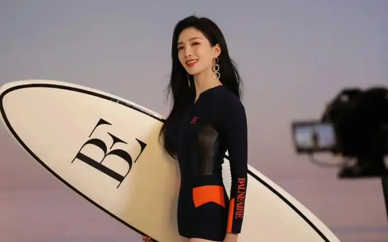 江疏影越看越有魅力,这泳装看着 韵味十足