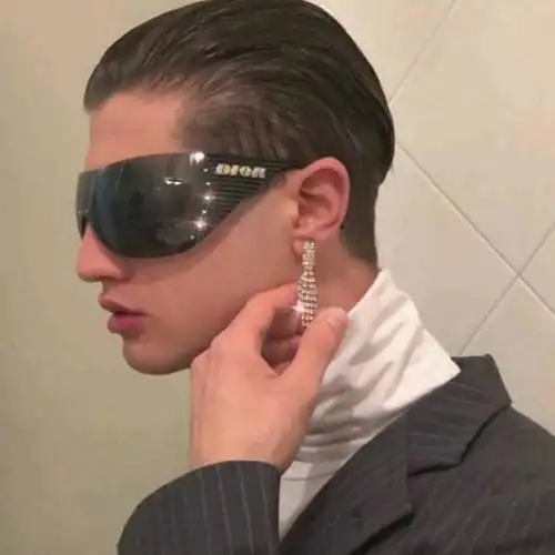 戴耳环墨镜大背头骚男头像