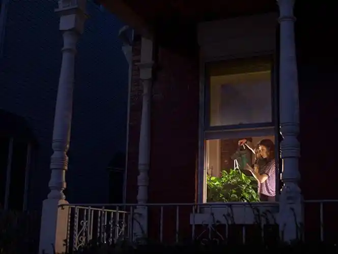 夜幕降临对面窗户里的人们都在做什么