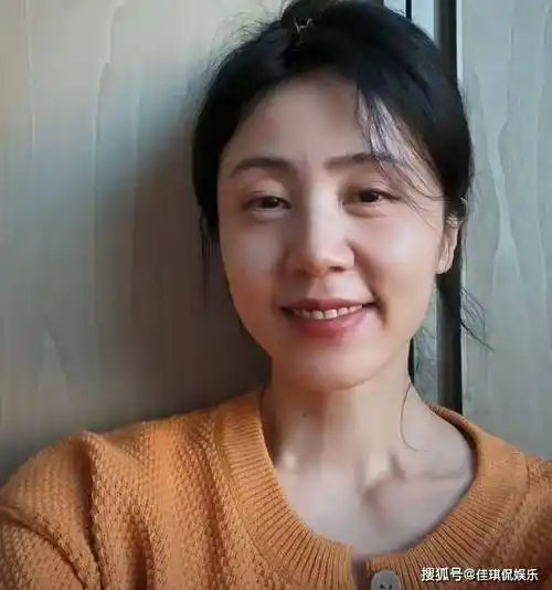 45岁孙莉罕见公开无修图美照,白发皱纹超抢镜,获赞衰老得很好_照片