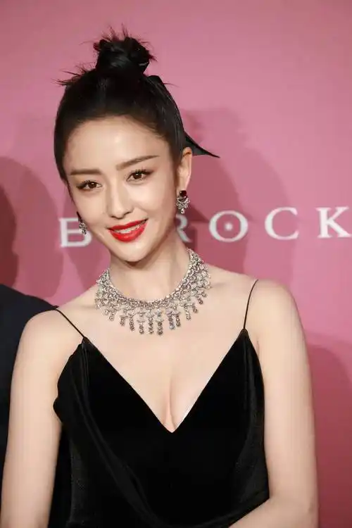 佟丽娅:颜值爆表,身材撩人,女神魅力展现得淋漓尽致