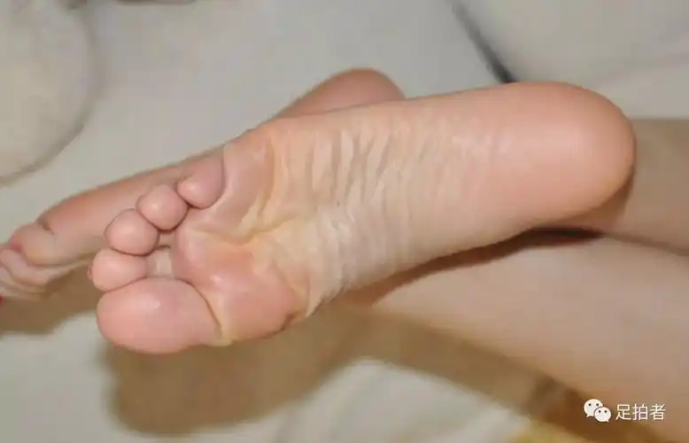 女生粉雕玉琢的玉足脚丫70p