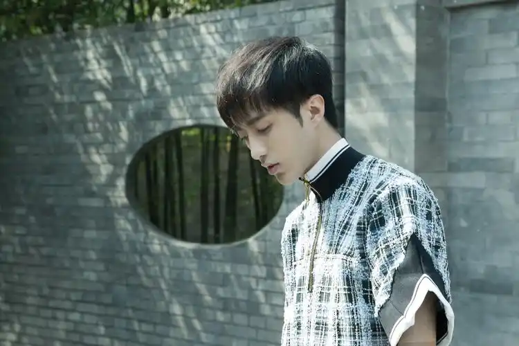 狐友国民校草王思尧:有颜值会设计的快乐铲屎官