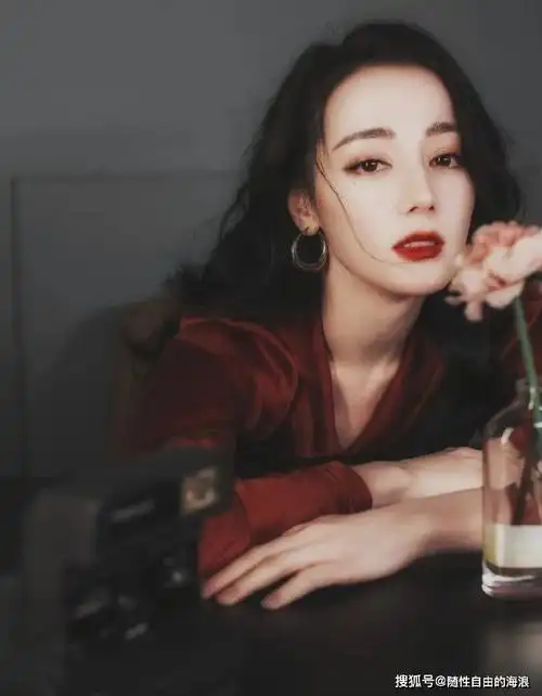 迪丽热巴童年旧照曝光,网友惊叹真是从小美到大!_成长_照片_话题