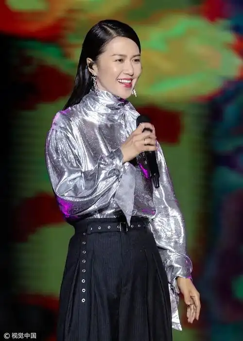 王者之风!谭维维厦门霸气开唱"大鹏展翅" 激情飙高音点燃全场