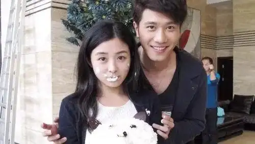 对了,老二彭冠英也是组合内唯一一名脱单担当,16年喜提女友张含韵.