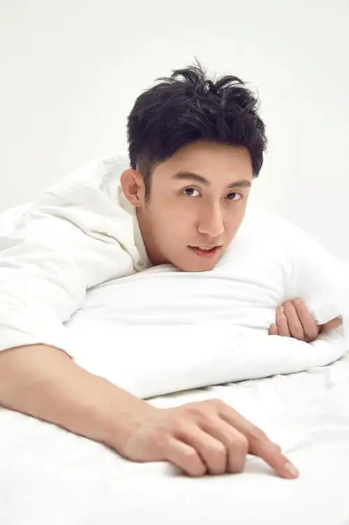 黄景瑜时尚杂志写真图片