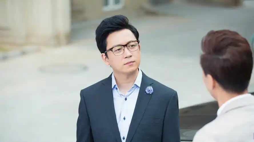 两人站在台上听着主持人宣读誓词,此时薛瑛走进现场,看到夏可可给了