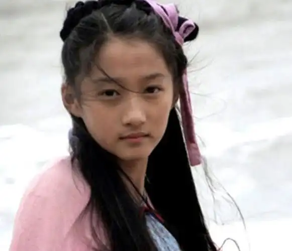 这是关晓彤童年时期的照片了.