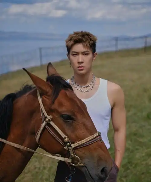 马伯骞白色背心##马伯骞骑马好野