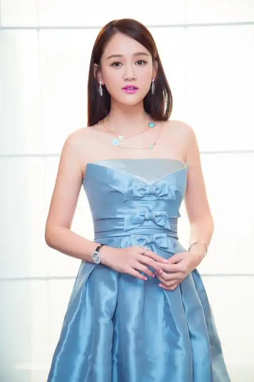 9月27日,陈乔恩晒出一组参加某活动的照片,照片中,陈乔恩皮肤白皙妆容