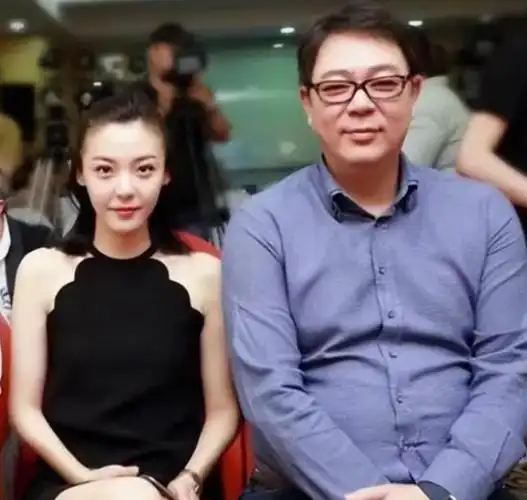 《家有儿女》夏东海劈腿,三任女友年轻貌美,52岁的他仍不知足