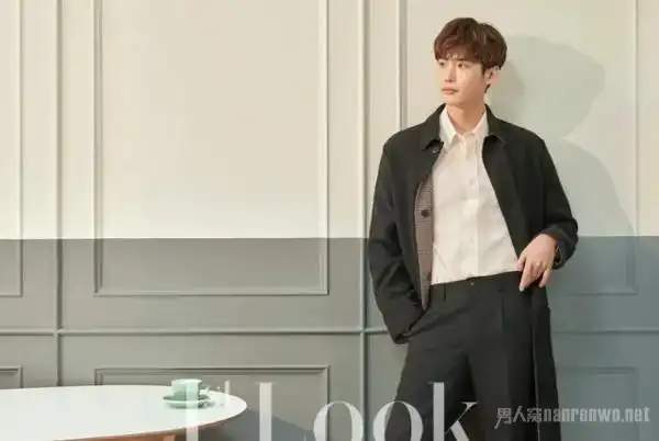 李钟硕据悉李钟硕的退伍时间应该是在2021年一月,近几年李钟硕可以说