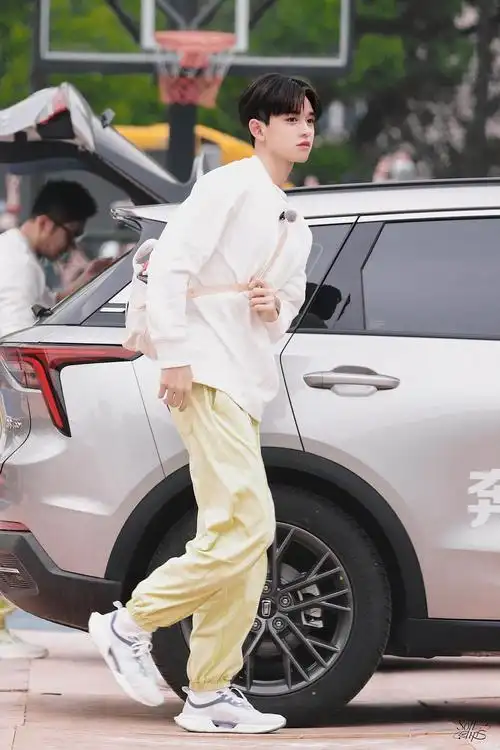 黄旭熙奔跑吧无锡路透d2宝宝奶熙紫西装